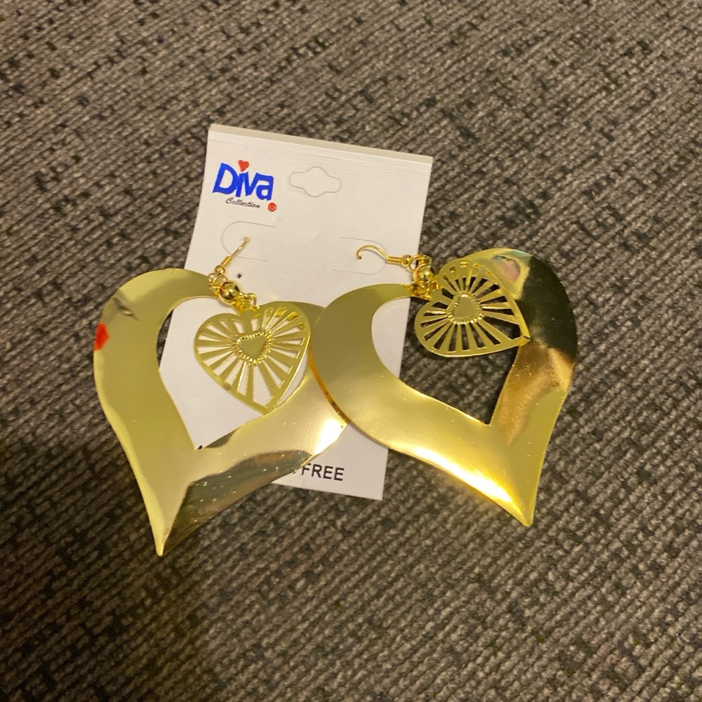 NWT Diva collection gold heart earrings